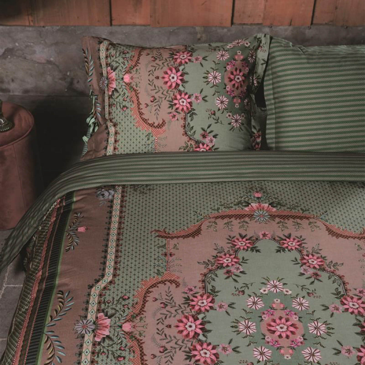 bettgarnitur bettwaesche floral rosetten gestreift