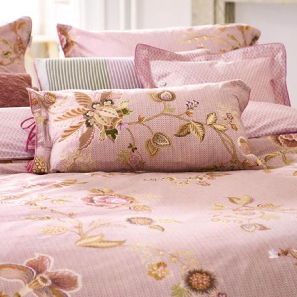 bettgarnitur bettwaesche gebluemt gemustert pink