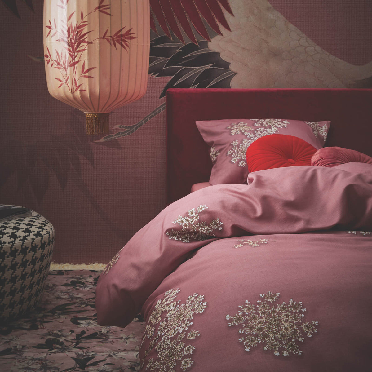 bettwaesche essenza rosa rot blüten weiß baumwollsatin