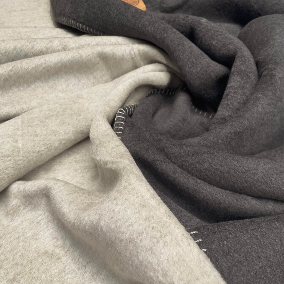 wohndecke kuscheldecke zweifarbig grau