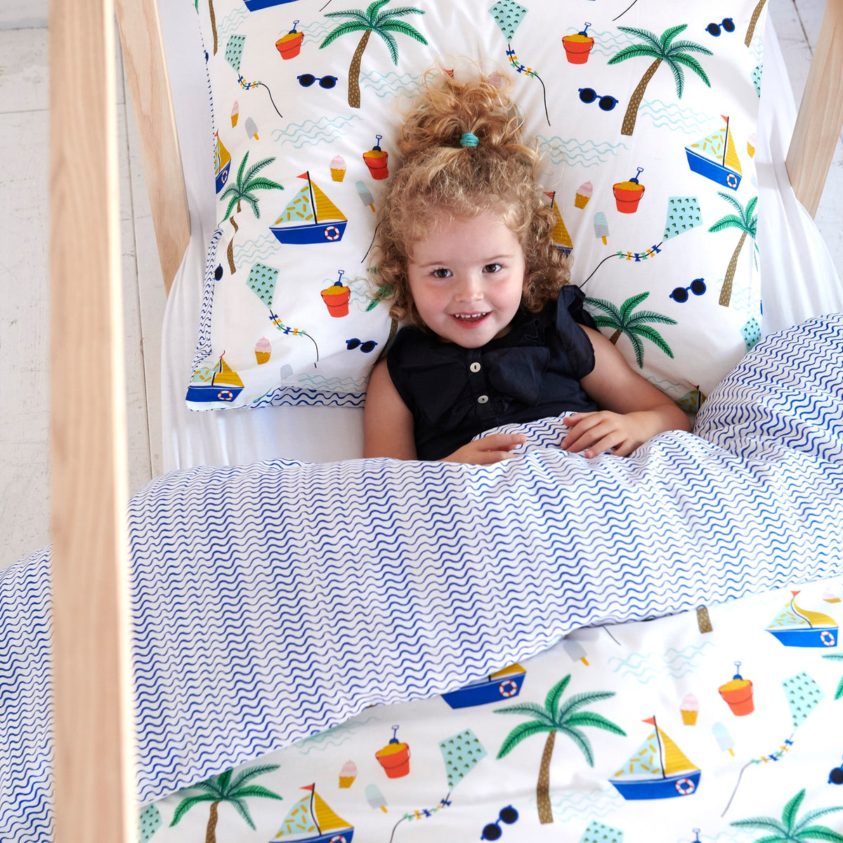 Covers & Co Kinder Wendebettwäsche Manoas Bunt Palmen Eimer Sonnenbrille Drachen