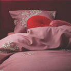bettwaesche essenza rosa rot blüten weiß baumwollsatin