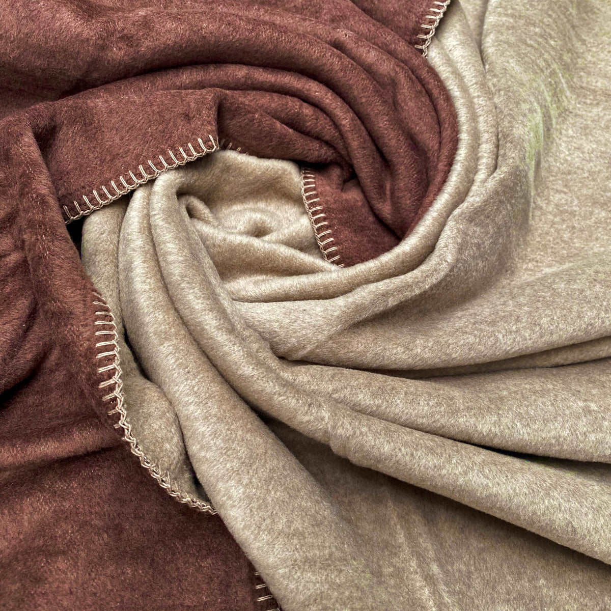 wohndecke kuscheldecke zweifarbig grau taupe