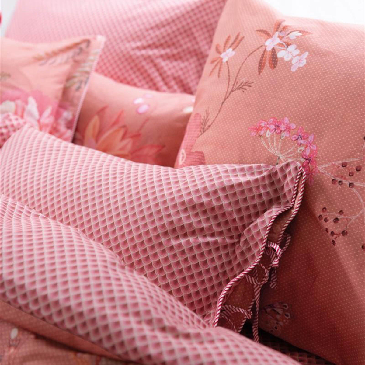 zierkissen gebluemt floral wellen rosa 